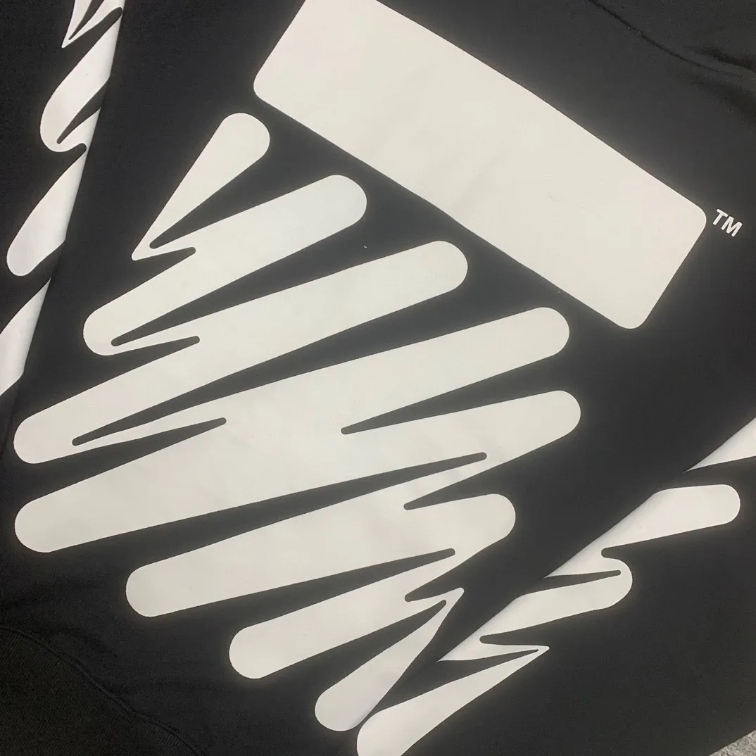 Top tested version OFF-WHITE OW black and white graffiti brush wavy pattern zebra crossing ECG men's and women's loose T-shirt unisex zipper hoodie sweatshirt After the ECG series, the tiger stripe pattern appears again. This may be another simple and luxurious new model after the merger with LV. Awesome black and white color scheme, new artistic derivation of signature elements, and simple fashion style is remarkable. Small dropped shoulders, slightly wide style, suitable for both men and women.  Imported glue technology, extremely strong. 21 brand new washable collar label tags, customized one to one. The fabric is 480g double-ply double-yarn terry fabric, which is full of drape and smooth to the touch. A must-have for fall and winter!  Color: Black Size: XS-L P:410